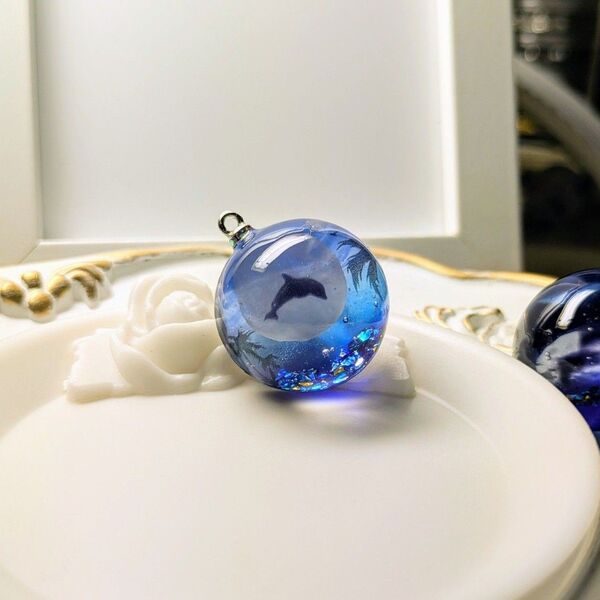 ハンドメイド レジンネックレス イルカ 海 ブルー、半球体