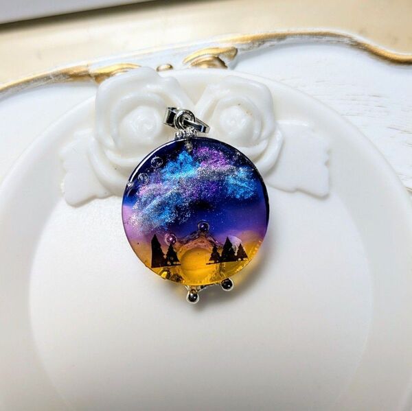 ハンドメイド レジン ネックレス ペンダント 風景画風 グラデーション平丸型レジンアクセサリー(約2.5cm×2.5cm)