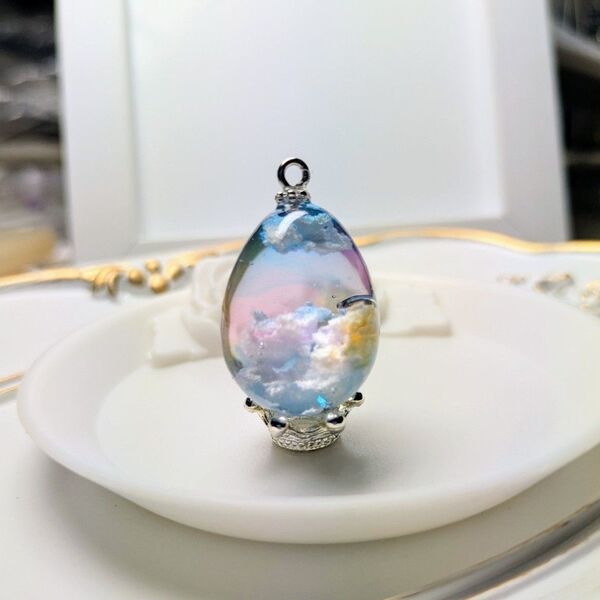 空を閉じ込めた幻想的なネックレス