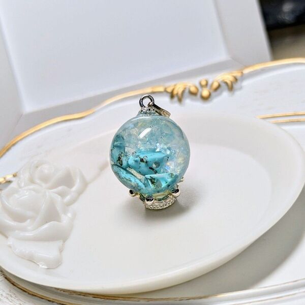 ハンドメイド レジン ネックレストップ、チェーン付き(2cm×2cm、おまとめ購入可)