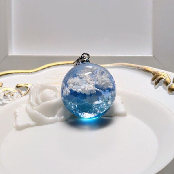 空と海を閉じ込めたレジンチャーム ハンドメイド球体型ペンダントヘッド、チャーム(2cm×2cm、おまとめ購入可)