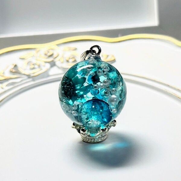ハンドメイド レジン ペンダントトップ 青色 パール 入り