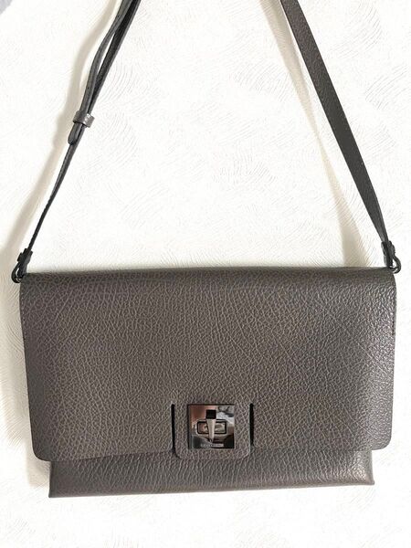 ■美品■ ジャンニキャリーニ レザー ターンロック 2WAY クラッチバッグ ショルダーバッグ 斜め掛け グレー系 革
