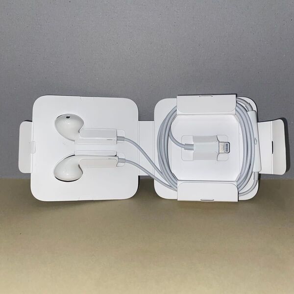 Apple Earpods with Lightning Connector ホワイト 未使用