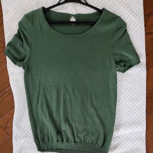 グリーンのトップス