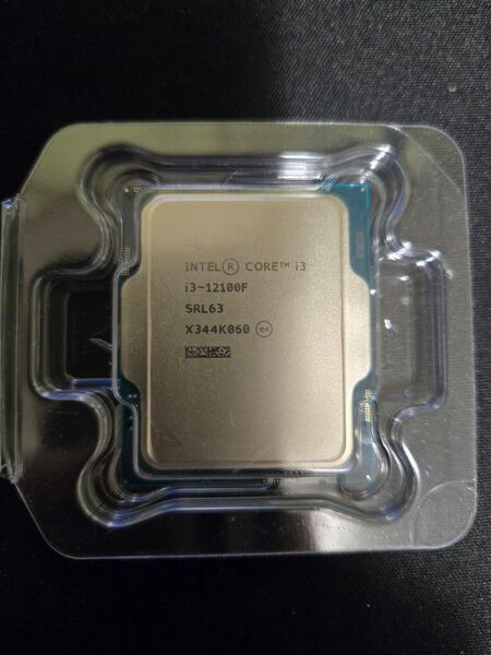 Intel Core i3 12100f 新品未使用
