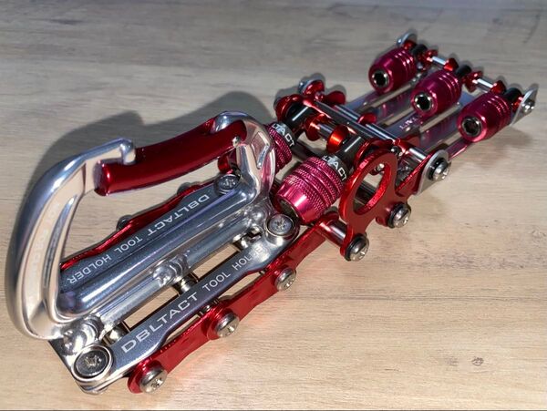 ニックス風ビットホルダー5P付きベルトループ&カラビナ シルバー×レッド