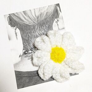 ★ デイジー 編み編み コサージュ ブローチ バッジ ★ G-DRAGON ジヨン 毛糸 編み物 お花 フラワー