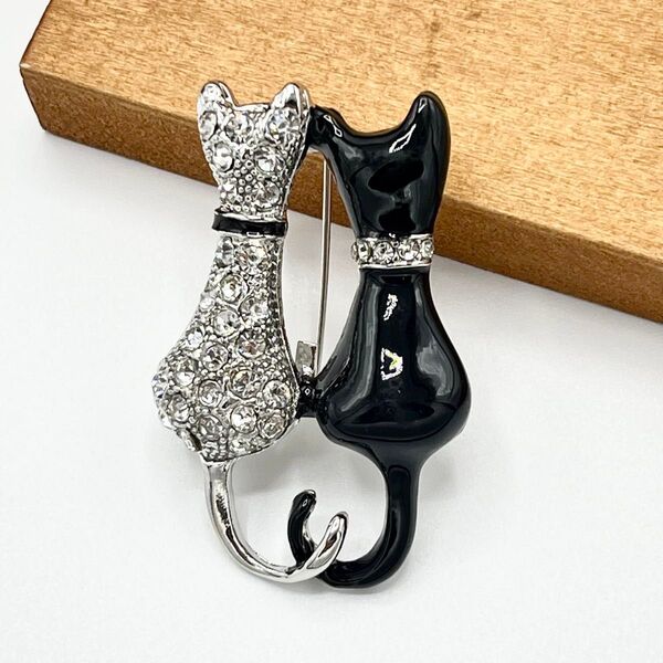 BC014 ブローチ 猫 ネコ ラインストーン おしゃれ かわいい 新品 ピン