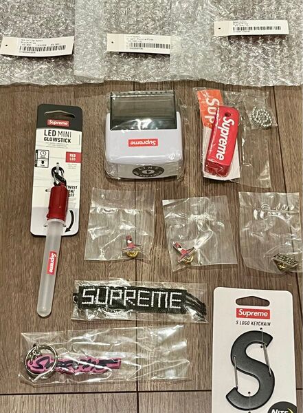 Supreme キーホルダー ピンズ スタンプ まとめ売り 9点 新品未使用 一部タグあり 国内正規品