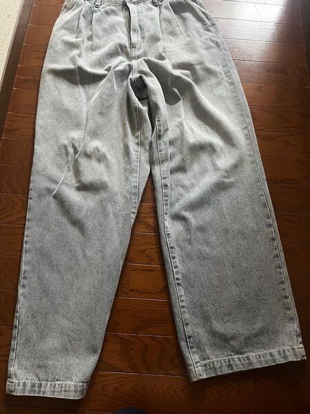 裾に行くにつれてグラデーションになっています。新品に近い状態で、裾も溜まります