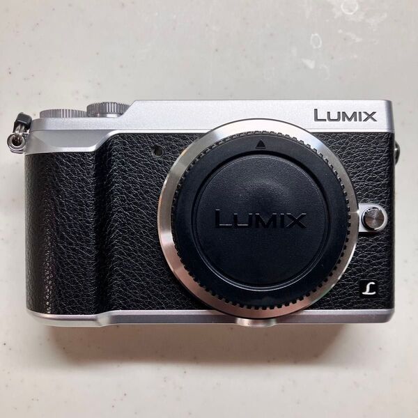 【美品】Panasonic LUMIX DMC-GX7MK2 シルバー ボディ ハンドグリップなど付属品多数 ショット数約4600