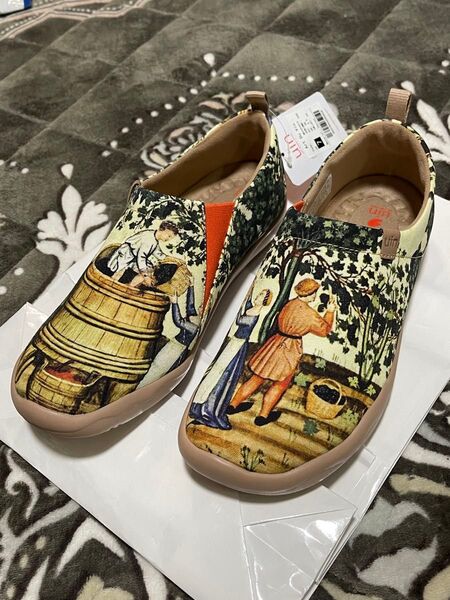 uin. ART. TRAVEL. SHOES. ワイン醸造の絵画風プリント