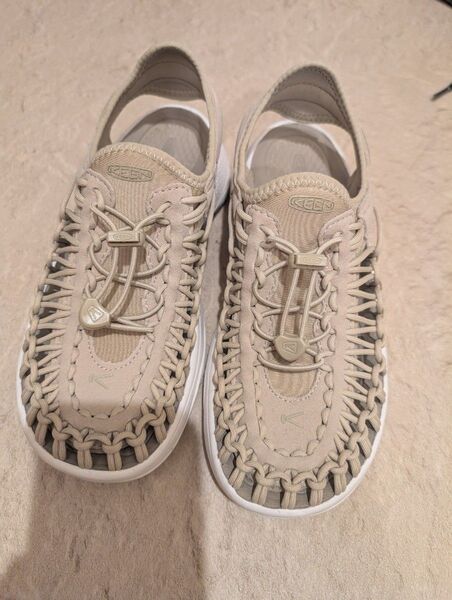 KEEN ユニーク サンダル ベージュ 23cm