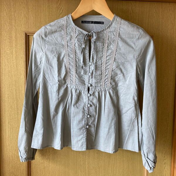 lis khros レースとタックの前ボタン長袖 ブラウス M コットン くすみグレー系 リボン付き
