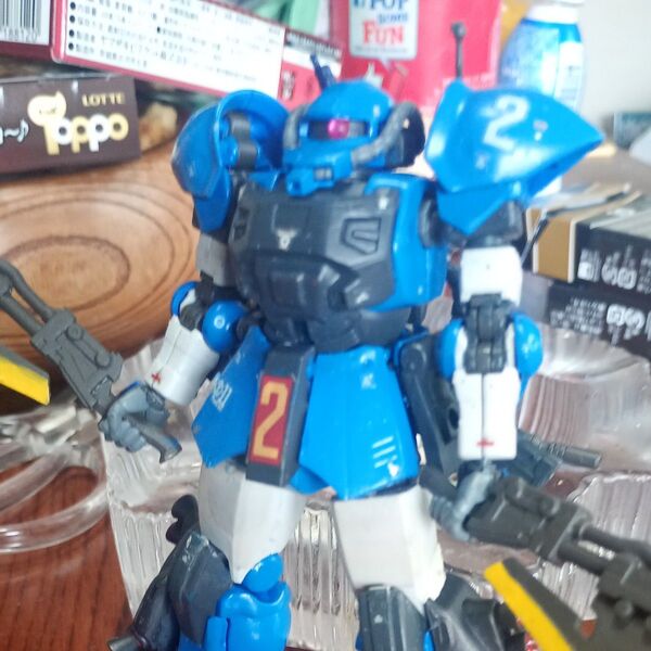 ガンプラ HG 完成品。塗装済み。ジャンク品扱い。アクトザク改造&ユニクロ?コラボザクⅡ完成塗装済み。おまけ1