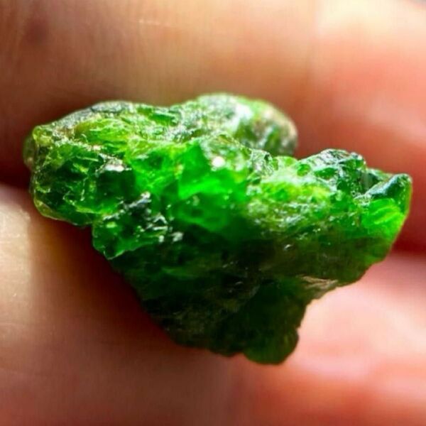タンザニア ツァボライト ガーネット クリスタル 宝石 原石 15.65ct 高品質 天然石 標本 一点もの 鉱石 鉱物鮮やか