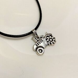 a17)トラクター ネックレス ペンダント シルバー風アクセサリー 革紐 合皮