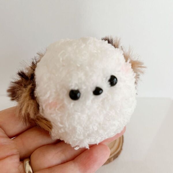 シマエナガさん 茶色尾 木製台座付き ハンドメイド あみぐるみ ふわふわ ぬいぐるみ マスコット 小鳥 オブジェ
