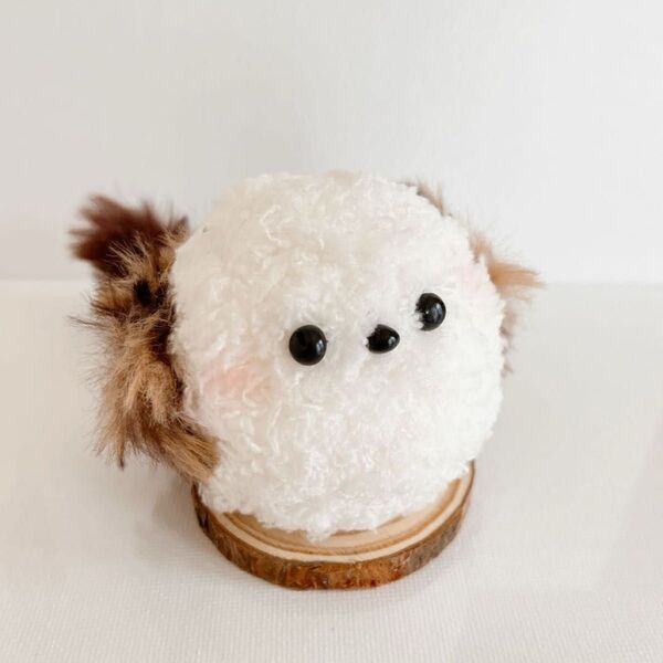シマエナガさん 茶色尾 木製台座付き ハンドメイド あみぐるみ ふわふわ ぬいぐるみ マスコット 小鳥 オブジェ