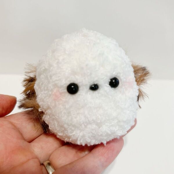 シマエナガさん 黒色尾 木製台座付き ハンドメイド あみぐるみ ふわふわ ぬいぐるみ マスコット 小鳥 オブジェ 鳥