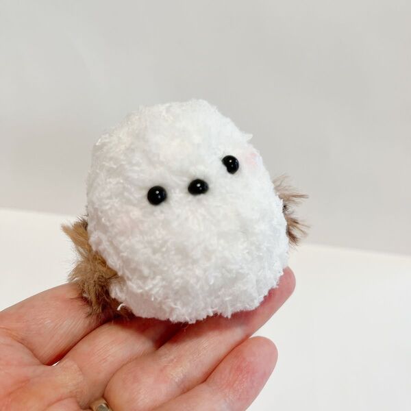 シマエナガさん ミニ 黒色尾 木製台座付き ハンドメイド あみぐるみ ふわふわ ぬいぐるみ マスコット 小鳥 オブジェ 鳥