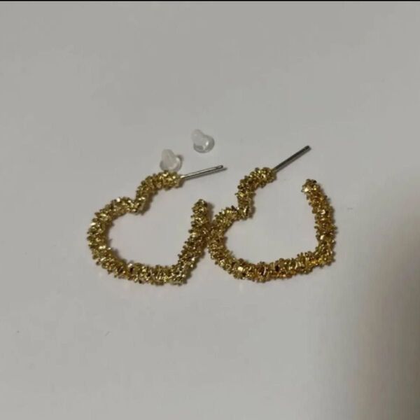 ピアス フープピアス ツイスト チャーム シンプル ハート キラキラ ゴールド パールピアス 大人かわいい 上品 アクセサリー