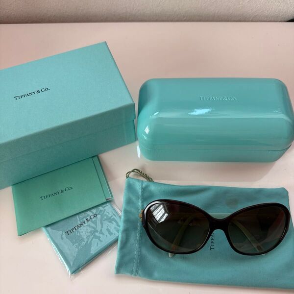 Tiffany & Co. フラワーモチーフ サングラス
