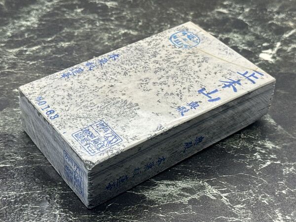 天然砥石 奥殿 本巣板黒蓮華 六方無筋大極上レザー No.163