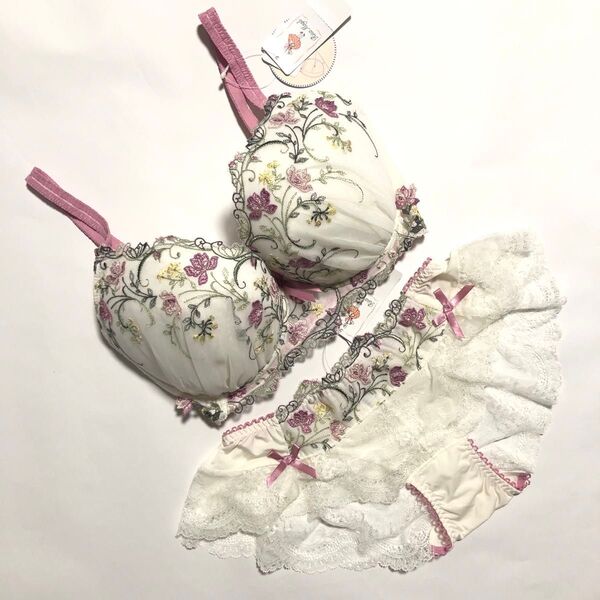 【Risa Magli】《入浴剤1袋付き》アンティーク調お花の刺繍 ピンク×ホワイト ブラ・レースショーツ I65・Mサイズ♪