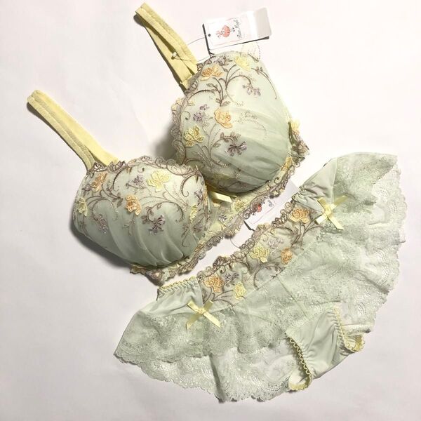 【Risa Magli】《入浴剤1袋付き》アンティーク調お花の刺繍 イエロー×グリーン ブラ・レースショーツ I65・Mサイズ♪