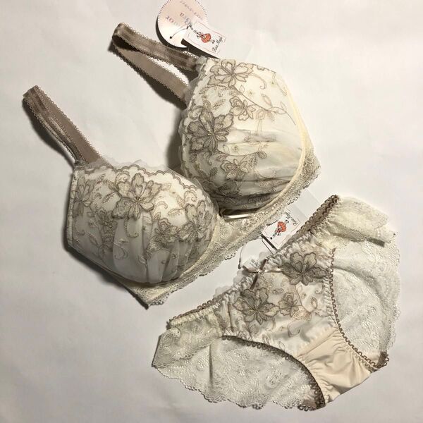 【Risa Magli】《入浴剤1袋付き》お花の刺繍付き パステルホワイト ブラ・レースショーツ I70・Mサイズ♪