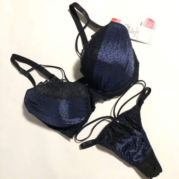 【DRW】《入浴剤1袋付き》胸元セクシー チャーム付き ブラック×ブルー ゴム付きブラ・ゴム付きTバック I70・Mサイズ♪