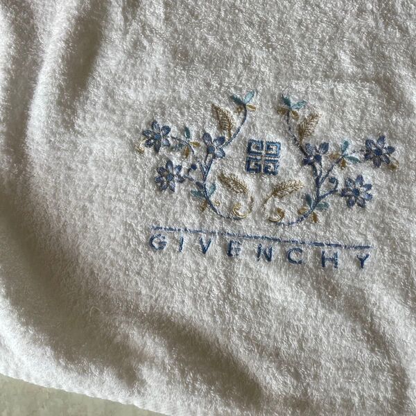 GIVENCHY バスタオル ホワイト 刺繍ロゴ入り