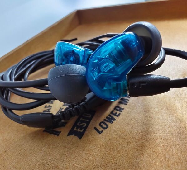 SHURE SE215 トランスルーセントブルー モニターイヤホン リケーブル品 イヤフォン ゲーミング シュア FPSイヤホン