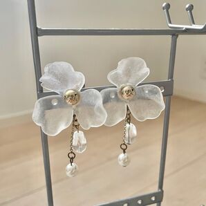 【まとめ買い値引きOK!!*.+゜】【美品!】フラワー イヤリング 結婚式