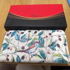 Riviera 長財布 ホワイト系 鳥と木の実のデザイン