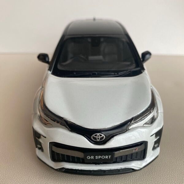 トヨタ C-HR GR SPORT ミニカー ホワイト/ブラック