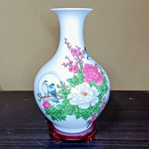ビンテージスタイルのセラミック 花瓶、伝統的な中国の青と白の陶器 装飾品 ベース付きです。由来:Zhejiang,China