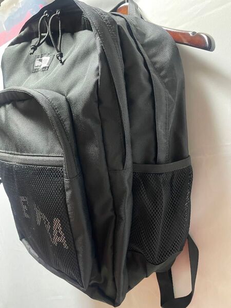 NEW ERA バックパック 黒 メッシュポケット付き 大容量 35l リュック