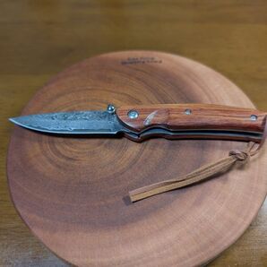 高級鋼材VG10鋼(V金10号)使用! ダマスカス鋼、天然ウッドハンドル 折り畳みナイフ