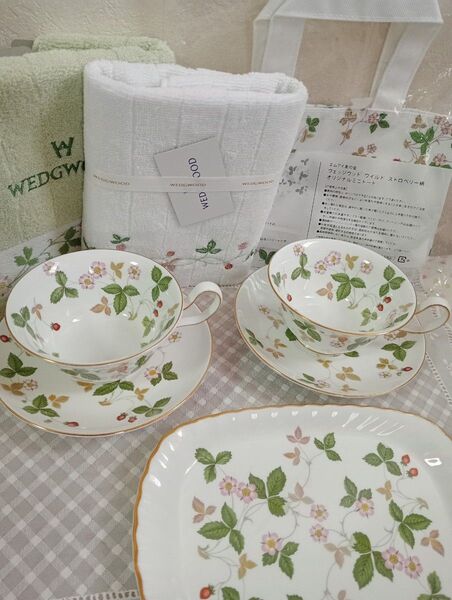 WEDGWOOD ティーカップ& ソーサー 他タオルセット アンティーク ワイルドストロベリー 黒壺 used