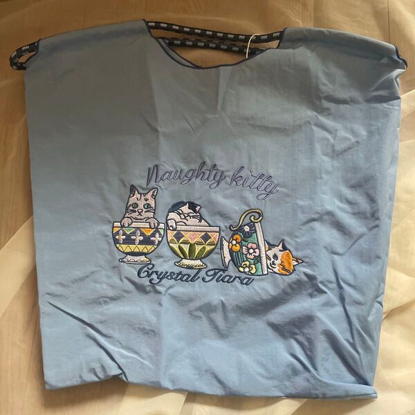 ネコ柄 刺繍ナイロントートバッグ(Mサイズ)ブルー系 未使用タグ付き