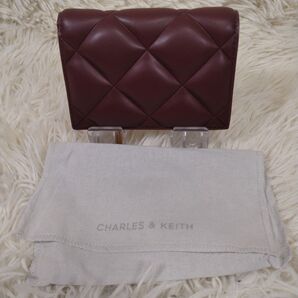 美品 CHARLES&KEITH Gemma 折財布 ジェマ キルティング