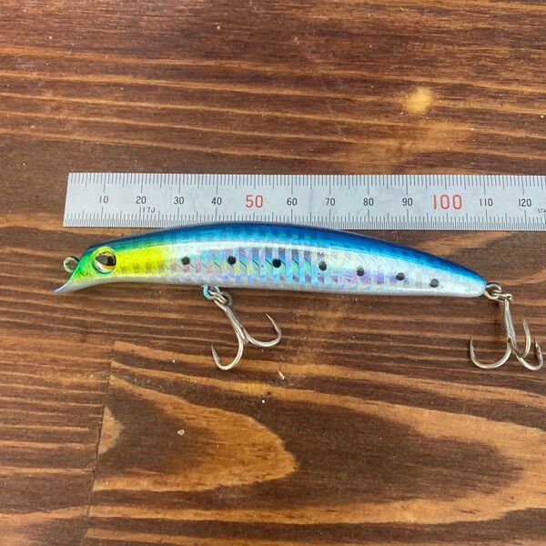 リップレスミノー サイズ105 重さフック含めて14g シーバス