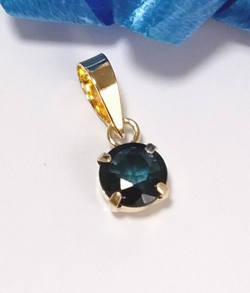 新品K18YG ペンダントトップ 天然石サファイア ペンダントトップ0.35CT