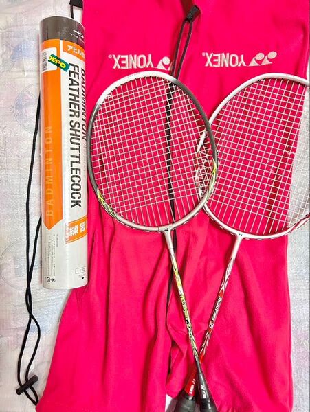 YONEX バドミントンラケット2本とシャトル12個セット