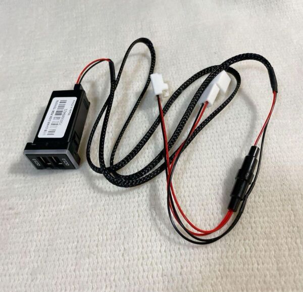 カーチャージャー 車載QC3.0 デュアル USBポート 急速充電USB スマホ充電 表示電圧 TOYOTA 車系用充電器トヨタ