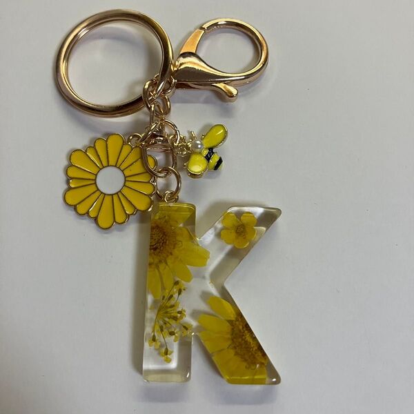 イニシャルK レジン キーホルダー ハンドメイド 黄色 イエロー クリア 花 フラワー