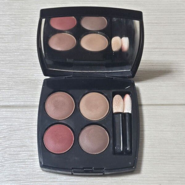 CHANEL アイシャドウ レ キャトル オンブル 赤キャトル